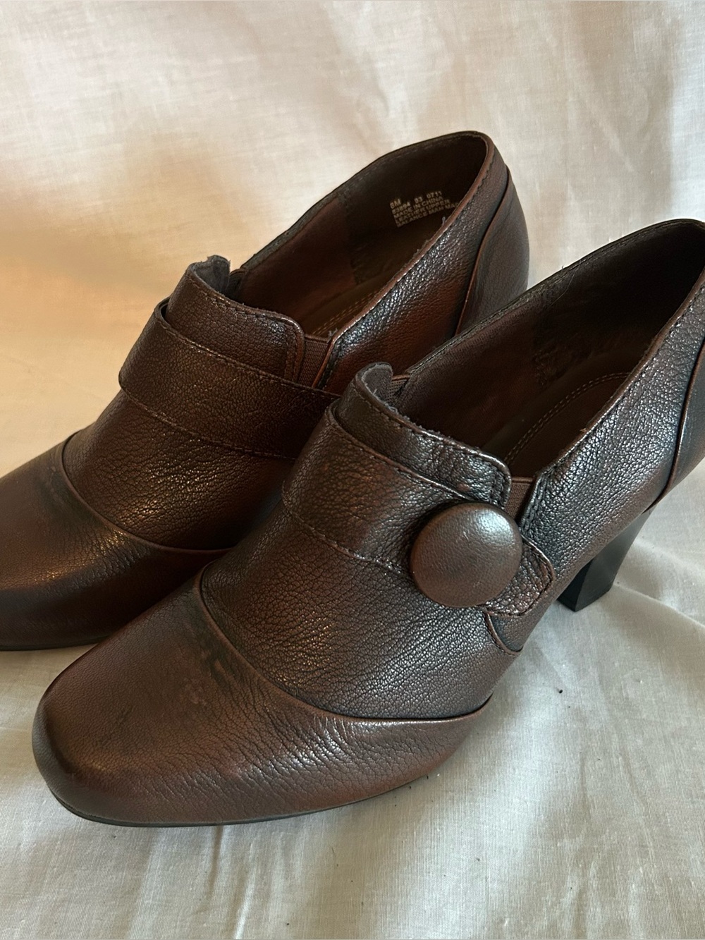 CLARKS Bendables Ruby Glam Heels Rich Brown Pebbled Leather Button Accent Sz 8
